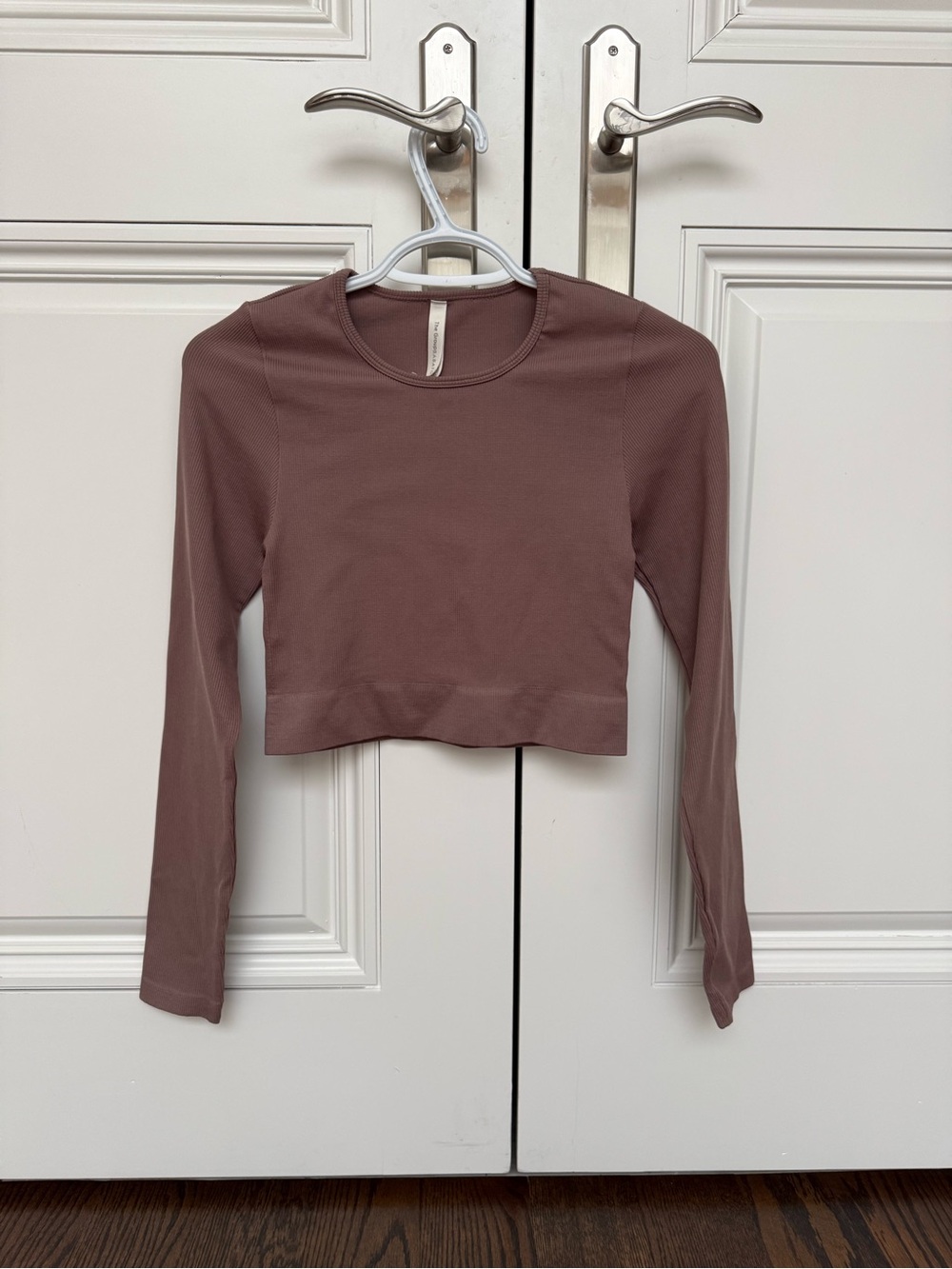 New Babaton Long Sleeve Cropped Ribbed Top - Mauve